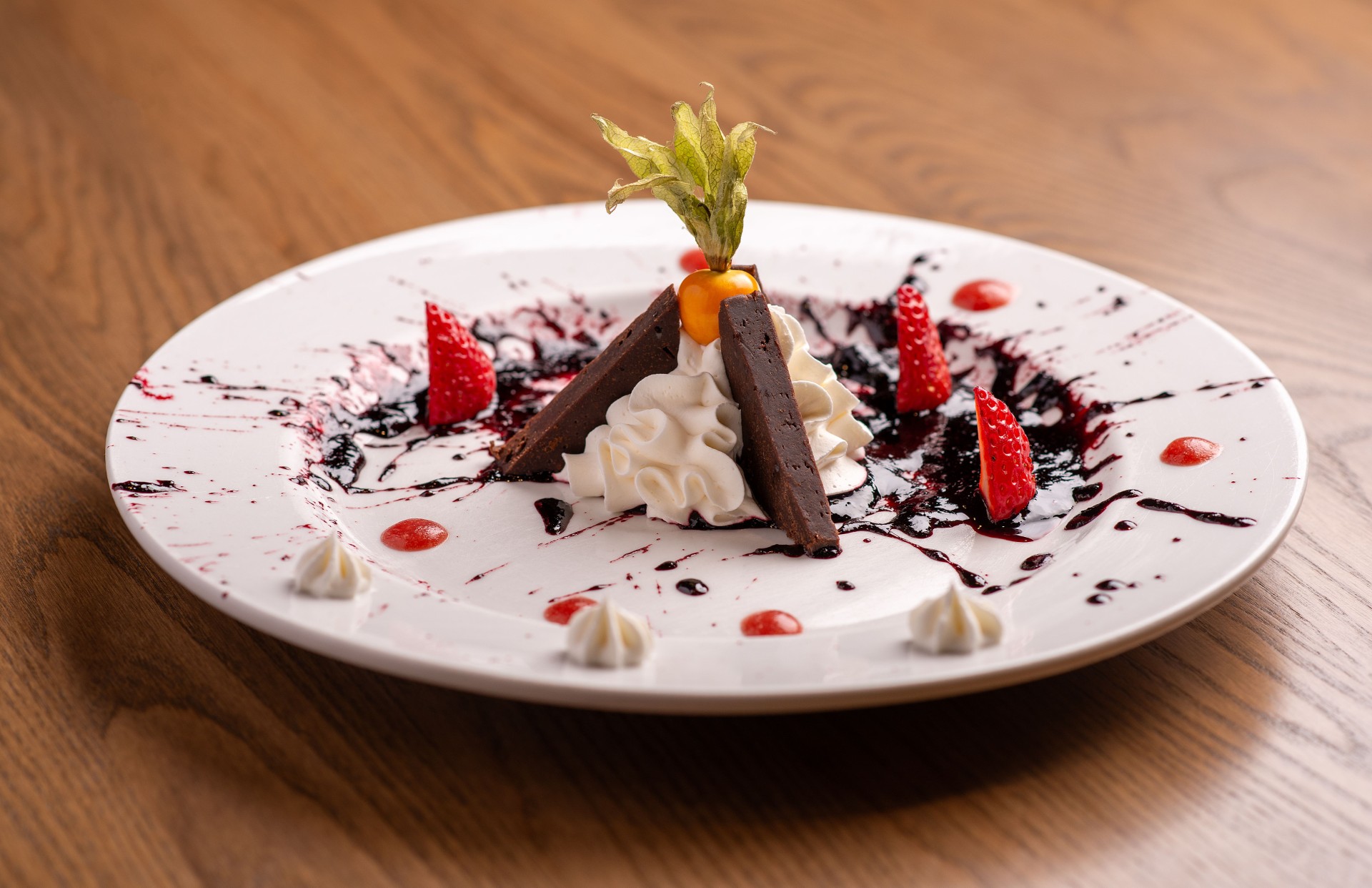 Dessert au chocolat et coulis de fruits rouges