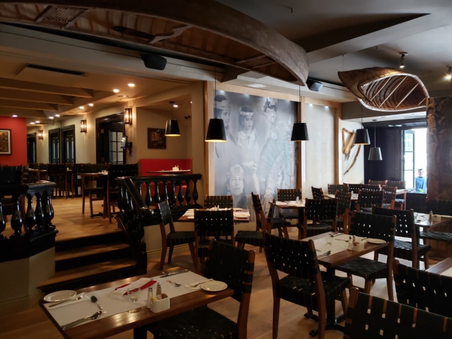 Salle à manger du Sagamité Vieux-Québec — murale et canots d'écorce